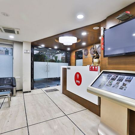 Oyo 4938 Hotel Dev Aadi Ahmedabad Esterno foto