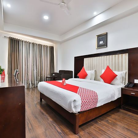 Oyo 4938 Hotel Dev Aadi Ahmedabad Esterno foto