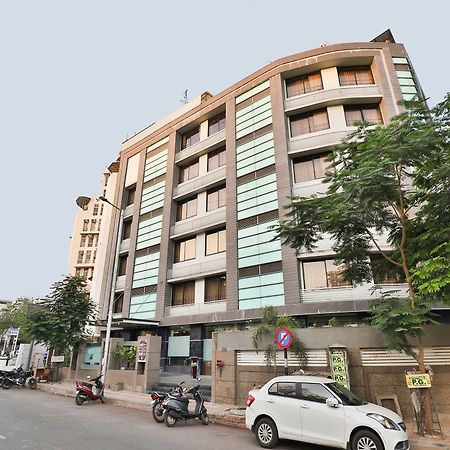 Oyo 4938 Hotel Dev Aadi Ahmedabad Esterno foto