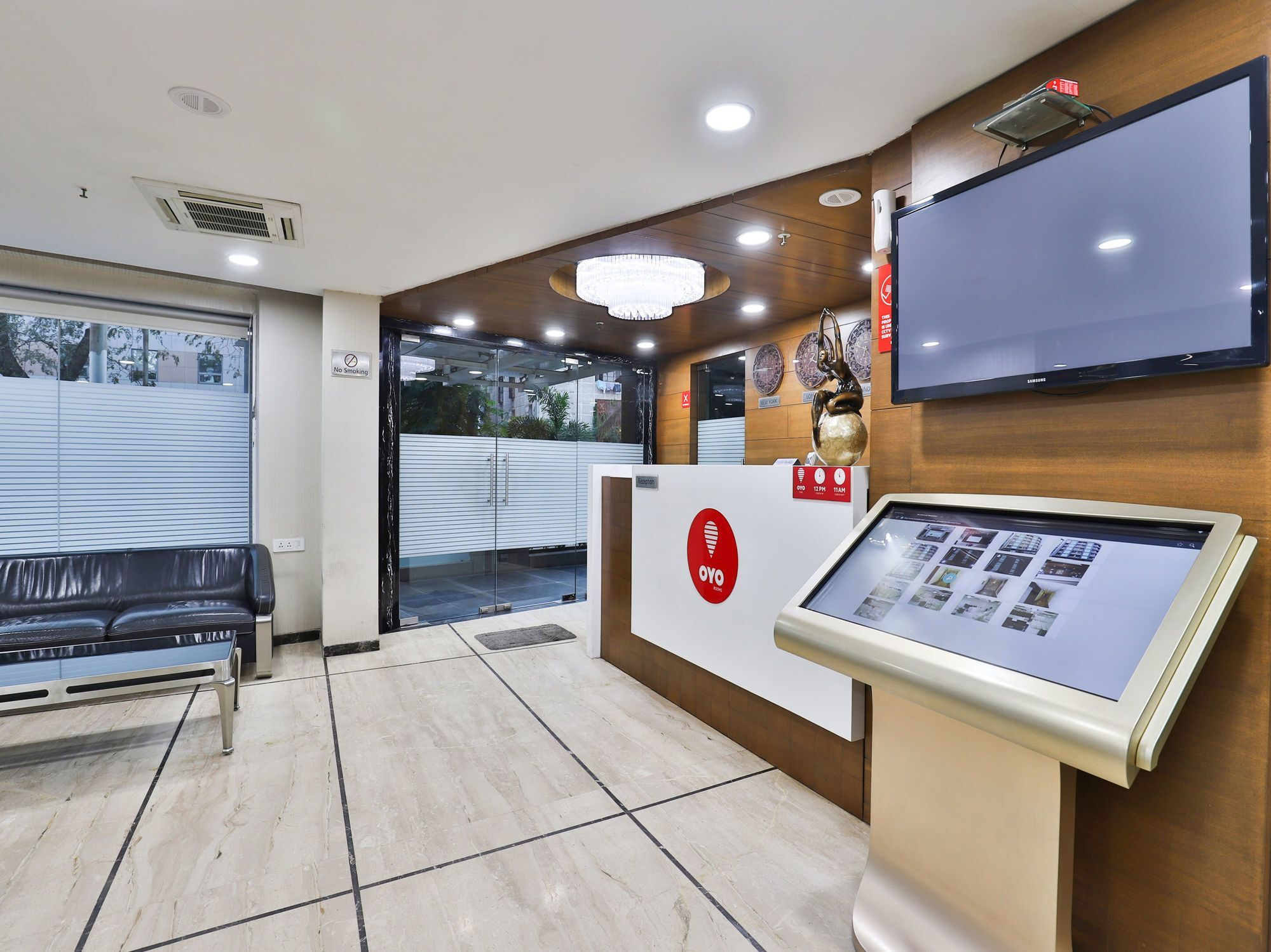 Oyo 4938 Hotel Dev Aadi Ahmedabad Esterno foto
