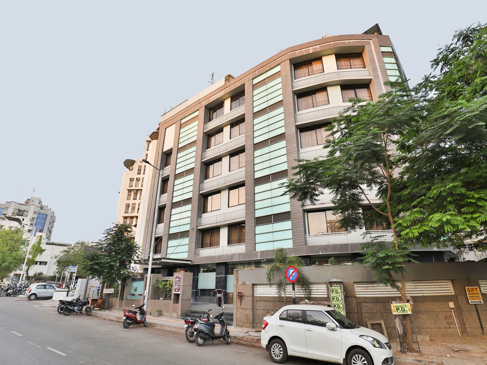 Oyo 4938 Hotel Dev Aadi Ahmedabad Esterno foto