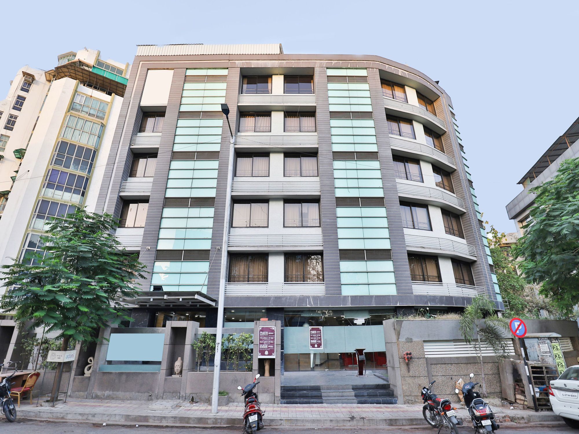 Oyo 4938 Hotel Dev Aadi Ahmedabad Esterno foto